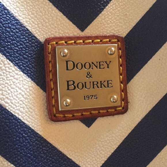 ‼️ SALE!! Super Cute Dooney & Bourke purse ‼️ - Picture 4 of 6